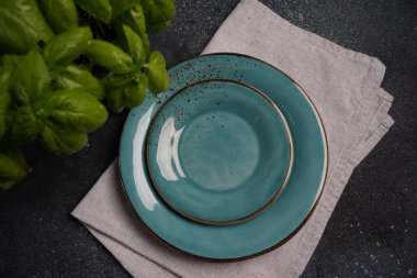 İki boş mavi seramik tabak karanlık masada.