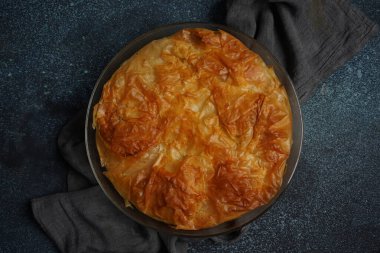 Fillo hamurlu ıspanaklı Yunan turtası ve somon balığı.