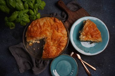 Fillo hamurlu ıspanaklı Yunan turtası ve somon balığı.