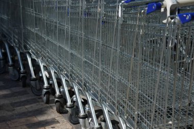 Süpermarketin yakınındaki boş alışveriş arabaları.