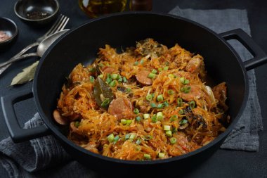 Bigos - geleneksel Polonya et yemeği lahana turşusu ve doğranmış taze lahana