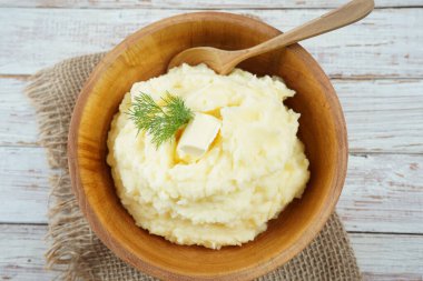 Tahta masada servis edilen taze dereotlu patates püresi.