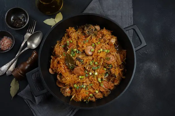 Bigos - geleneksel Polonya et yemeği lahana turşusu ve doğranmış taze lahana