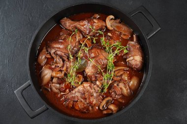 Coq au vin veya horoz, şaraplı horoz. Burgundy soslu Fransız tavuğu. Kırmızı şarap, pastırma, mantar ve soğanla pişirilmiş. Tuz, biber ve kekik ile tatlandırılmış.