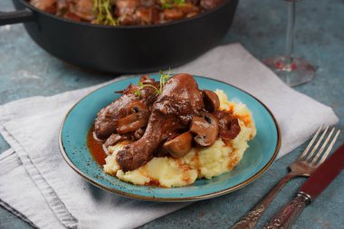 Coq au vin veya horoz, şaraplı horoz. Burgundy soslu Fransız tavuğu. Kırmızı şarap, pastırma, mantar ve soğanla pişirilmiş. Tuz, biber ve kekik ile tatlandırılmış.