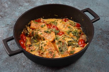 Ispanaklı ve kremalı domatesli Toskana kremalı somon balığı.