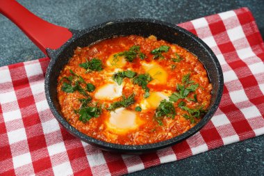 Shakshouka, domates sosunda haşlanmış yumurta, zeytin yağı, biber, soğan ve sarımsak, Akdeniz mutfağı