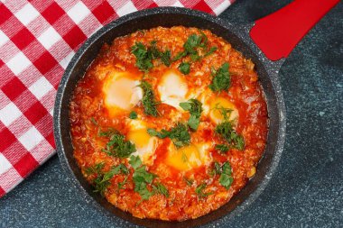 Shakshouka, domates sosunda haşlanmış yumurta, zeytin yağı, biber, soğan ve sarımsak, Akdeniz mutfağı