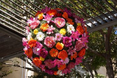 Güzel çiçek yapısı. Güzel, büyük bir çiçek topu şeklinde sokak dekorasyonu..