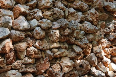 Eski bej rengi taş duvar arka plan dokusu. Vahşi taşlar dekoratif duvar. Doğal kireçtaşı zemin veya yüzey