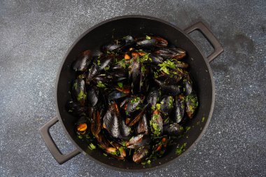 Limonlu haşlanmış midye. İtalyan ya da Fransız geleneksel yemekleri