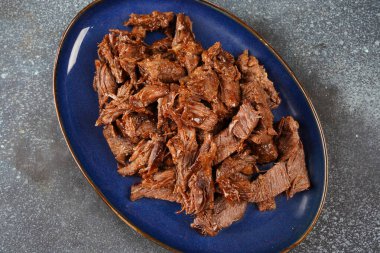 Dökme demir tavada sığır eti güveci. Dilimlenmiş et parçaları.