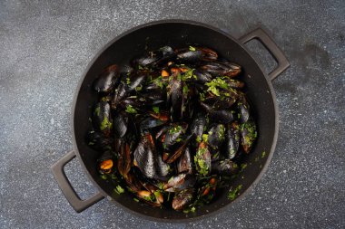 Limonlu haşlanmış midye. İtalyan ya da Fransız geleneksel yemekleri