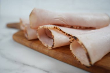 Dilimlenmiş jambon ahşap kesme tahtası üzerinde. Taze prosciutto. Dilimlenmiş domuz jambon