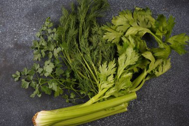 Yeşiller maydanoz, dereotu, kereviz tohumları.