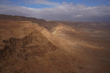 İsrail, Negev Judaean Çölü yakınlarındaki Ulusal Park 'taki Masada Kalesi' nden panoramik manzara.