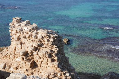 Apollonia Milli Parkı (Tel Arsuf) ve Akdeniz kıyısındaki Herzliya yakınlarındaki Haçlı Kalesi manzarası, İsrail