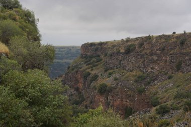Şelaleye giden yol, Gamla Doğa Koruma Alanının bir parçası, Golan Tepeleri, İsrail