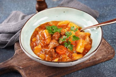 Domates soslu patatesli tavuk güveci.