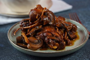 Kızarmış tavuk, mantar, soğan ve hurma şurubu..