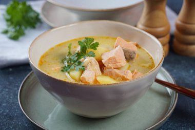 Kasede balık çorbası. Somon, patates, soğan, havuç, dereotlu ve kerevizli kremalı balık çorbası. Kalakeitto - geleneksel Fin mutfağı ya da Rus Ukha Balık Kafa Çorbası. Sağlıklı Gıda Konsepti.