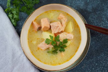 Kasede balık çorbası. Somon, patates, soğan, havuç, dereotlu ve kerevizli kremalı balık çorbası. Kalakeitto - geleneksel Fin mutfağı ya da Rus Ukha Balık Kafa Çorbası. Sağlıklı Gıda Konsepti.