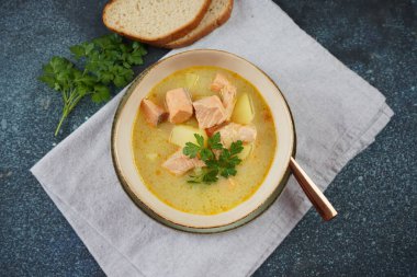 Kasede balık çorbası. Somon, patates, soğan, havuç, dereotlu ve kerevizli kremalı balık çorbası. Kalakeitto - geleneksel Fin mutfağı ya da Rus Ukha Balık Kafa Çorbası. Sağlıklı Gıda Konsepti.