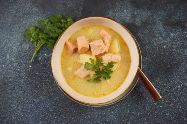 Kasede balık çorbası. Somon, patates, soğan, havuç, dereotlu ve kerevizli kremalı balık çorbası. Kalakeitto - geleneksel Fin mutfağı ya da Rus Ukha Balık Kafa Çorbası. Sağlıklı Gıda Konsepti.