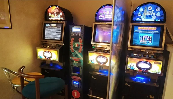 Αίθουσα Κουλοχέρηδες Για Διασκεδάσουν Τους Εθισμένους Στα Τυχερά Παιχνίδια Στον Φωτογραφία Αρχείου