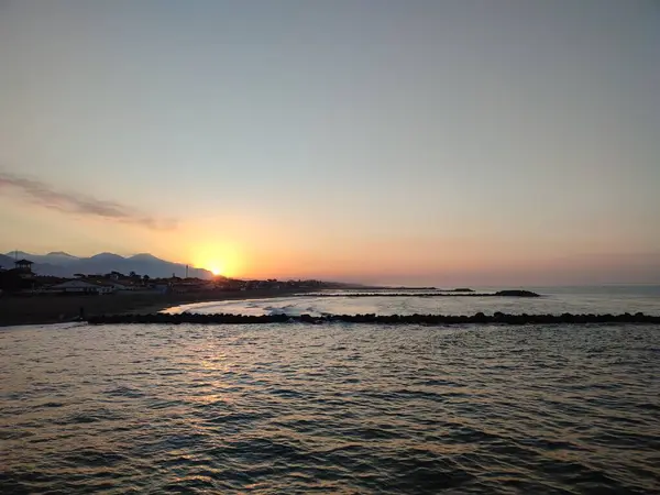 Die Wunderschöne Lichtshow Zwischen Meer Und Sonne Bei Sonnenaufgang Der — Stockfoto