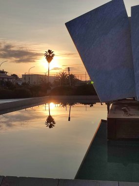 Gün doğumunda deniz ile güneş arasındaki güzel ışık gösterisi Toskana sahilinde.