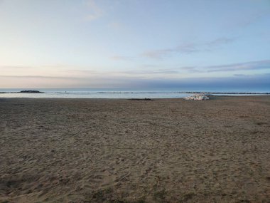 Gün doğumunda deniz ile güneş arasındaki güzel ışık gösterisi Toskana sahilinde.