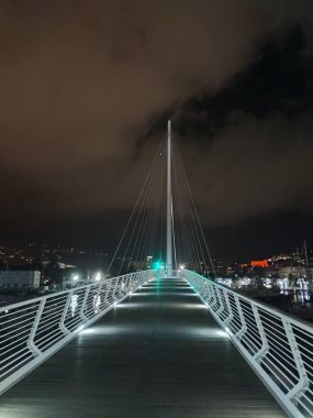 Gece köprüsü suyun üzerinde, ışık yansıması ve güzel sihirli sisle.