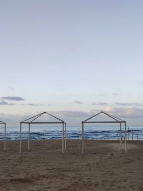 Gün doğumunda deniz ile güneş arasındaki güzel ışık gösterisi Toskana sahilinde.