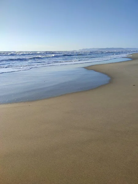 Romantische Meereslandschaft Der Küste Einsamen Sandstrand Vor Azurblauem Wasser Der — Stockfoto