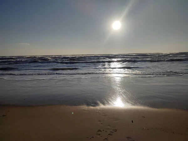 Красиве Світлове Шоу Між Морем Сонцем Під Час Сходу Сонця — стокове фото