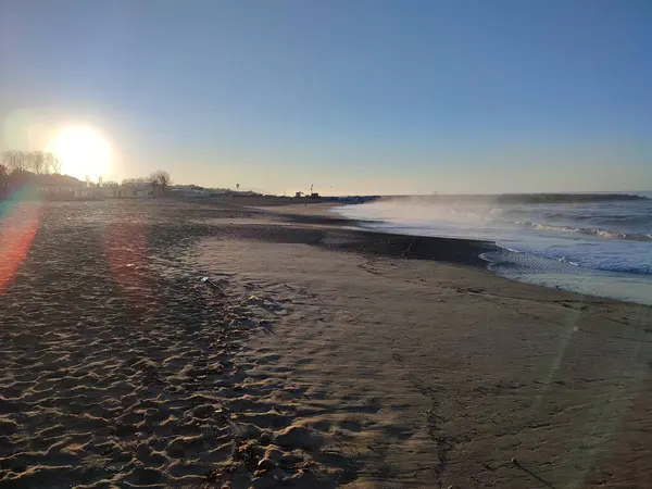 トスカーナの海岸で日の出の時間に海と太陽の間の美しい光のショー — ストック写真