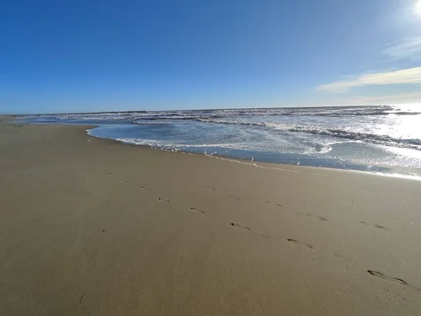 Romantische Meereslandschaft Der Küste Einsamen Sandstrand Vor Azurblauem Wasser Der — Stockfoto