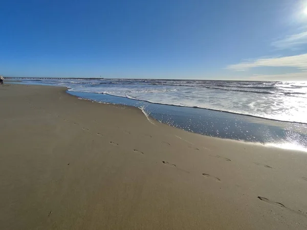 トスカーナの紺碧の水の前にある無人の砂浜でロマンチックな海岸線 — ストック写真