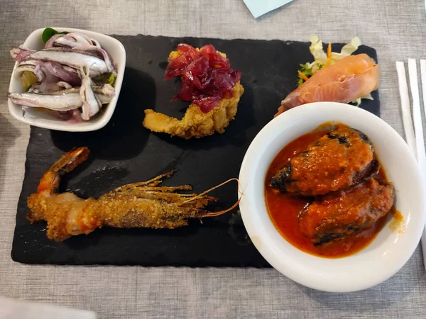 Plateaux Appétissants Nourriture Orientale Avec Sushi Crevettes Frites Diverses Pour — Photo