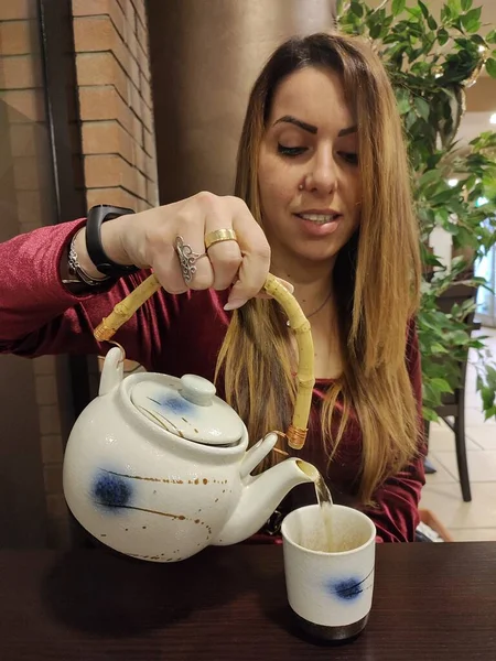 Νεαρή Καυκάσια Γκέισα Υπηρέτρια Χύνει Ίδια Τσάι Τσάι Τσαγιέρα Μπροστά — Φωτογραφία Αρχείου