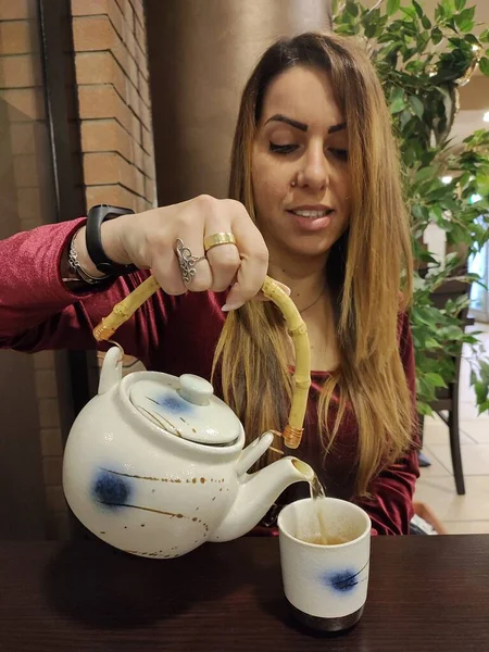 Νεαρή Καυκάσια Γκέισα Υπηρέτρια Χύνει Ίδια Τσάι Τσάι Τσαγιέρα Μπροστά — Φωτογραφία Αρχείου