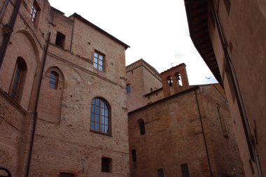 Romantik Toskana kasabası San Gimignano 'yu İtalya' nın antik tepesinde taşlarla görür.