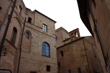 Romantik Toskana kasabası San Gimignano 'yu İtalya' nın antik tepesinde taşlarla görür.