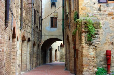 Romantik Toskana kasabası San Gimignano 'yu İtalya' nın antik tepesinde taşlarla görür.