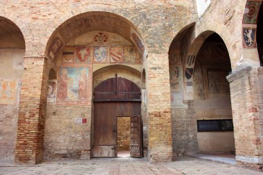 Romantik Toskana kasabası San Gimignano 'yu İtalya' nın antik tepesinde taşlarla görür.