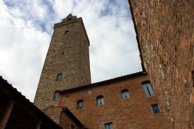 Romantik Toskana kasabası San Gimignano 'yu İtalya' nın antik tepesinde taşlarla görür.