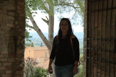 İtalya 'daki San Gimignano yeşilliğindeki Toskana şehrinin romantik kalesinin duvarlarından birinden büyülü bir gizli geçit ya da giriş.