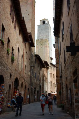 Romantik Toskana kasabası San Gimignano 'yu İtalya' nın antik tepesinde taşlarla görür.