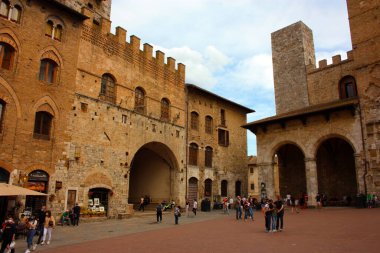 Romantik Toskana kasabası San Gimignano 'yu İtalya' nın antik tepesinde taşlarla görür.